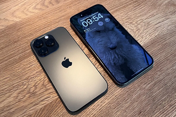 Úp màn hình iPhone 14 Pro hoặc iPhone 14 Pro Max cũng là một cách tắt màn hình Always-On display